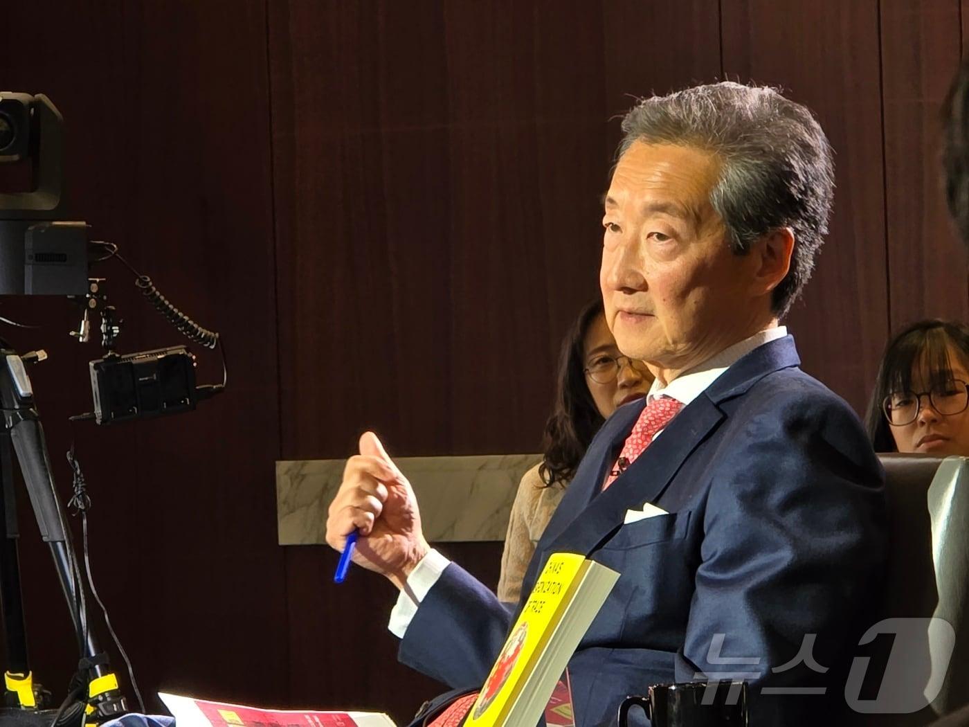 본문 이미지 - '중국의 무역 무기화'를 출간한 빅터 차 전략국제문제연구소(CSIS) 한국석좌가 21일(현지시간) 미국 워싱턴DC에서 출판기념회를 갖고 있다. 2026.01.21. ⓒ News1 류정민 특파원