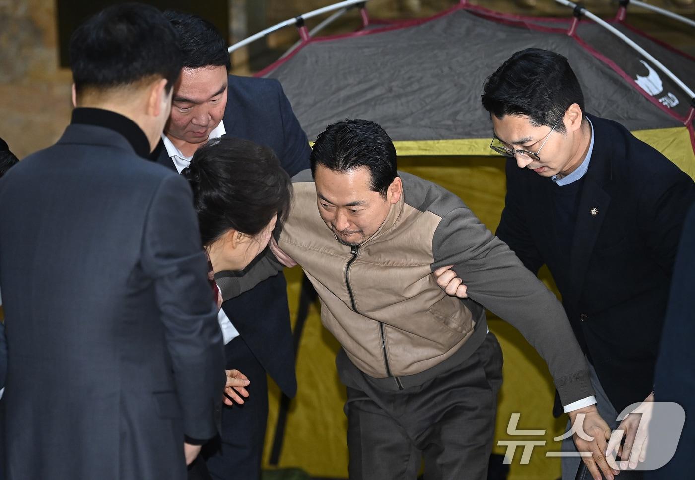 본문 이미지 - 장동혁 국민의힘 대표가 22일 서울 여의도 국회 로텐더홀에서 단식 농성장을 나서고 있다. (공동취재) 2026.1.22/뉴스1 ⓒ News1 신웅수 기자