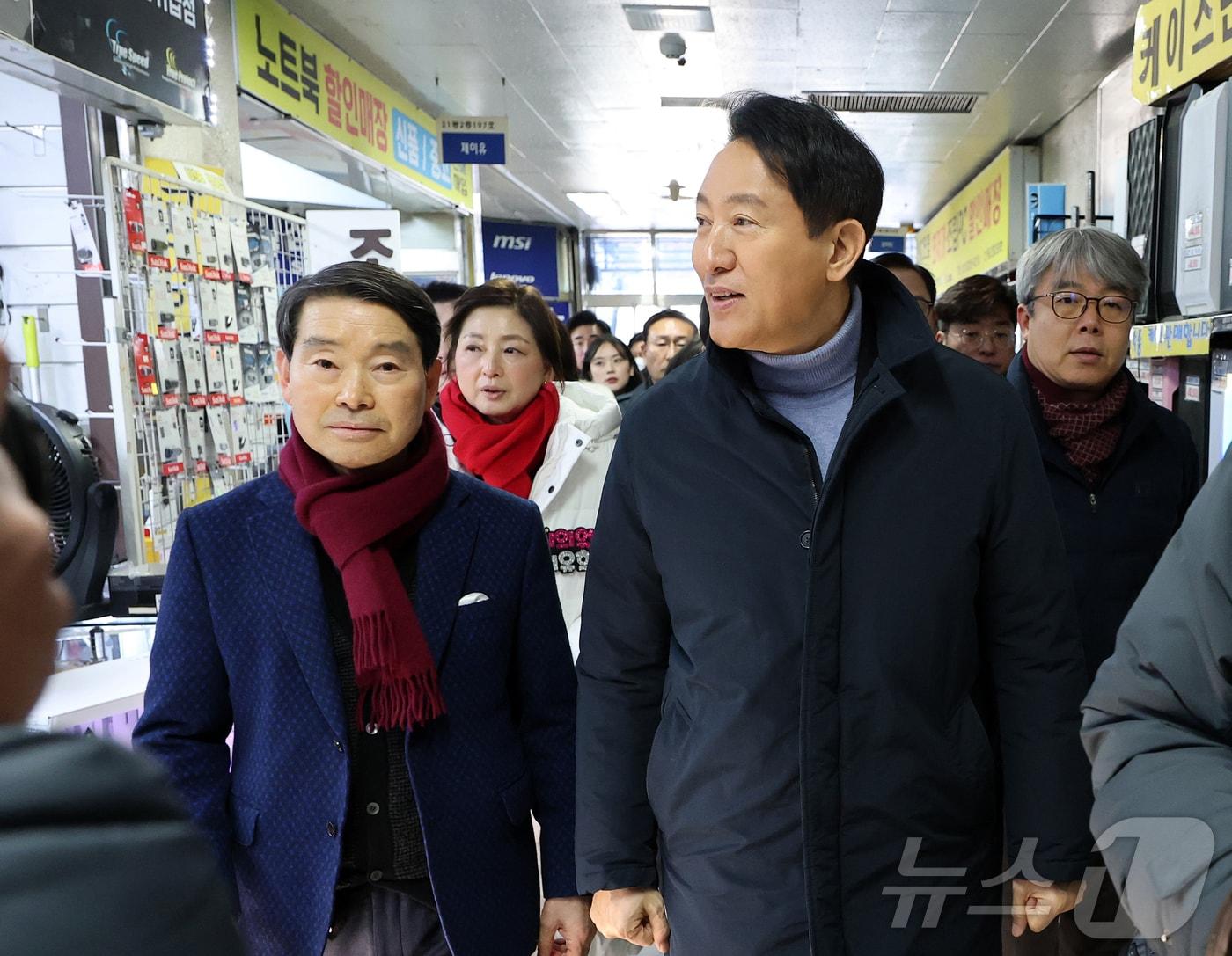 본문 이미지 - 오세훈 서울시장이 22일 서울 용산구 용산전자상가 인근 특별계획구역에 속한 선인상가를 찾아 둘러보고 있다. 2026.1.22/뉴스1 ⓒ News1 김진환 기자