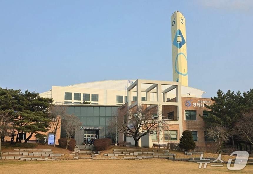 본문 이미지 - 청라 소각장의 경우 하절기(6월)에 40-50일, 동절기(11월)에 보름 정도 정비를 위해 운영을 중단한다. 사진은 청라소각장 전경 / 뉴스1 ⓒ News1 유준상 기자