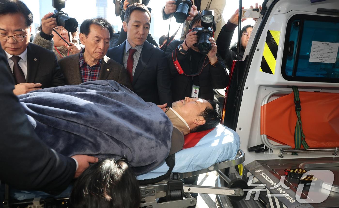 본문 이미지 - '통일교·공천헌금' 쌍특검법 수용을 촉구하며 단식을 시작한 장동혁 국민의힘 대표가 22일 서울 여의도 국회에서 단식 8일 만에 박근혜 전 대통령의 단식 중단 권고를 받아들여 병원으로 이송되고 있다. 2026.1.22/뉴스1 ⓒ News1 국회사진기자단