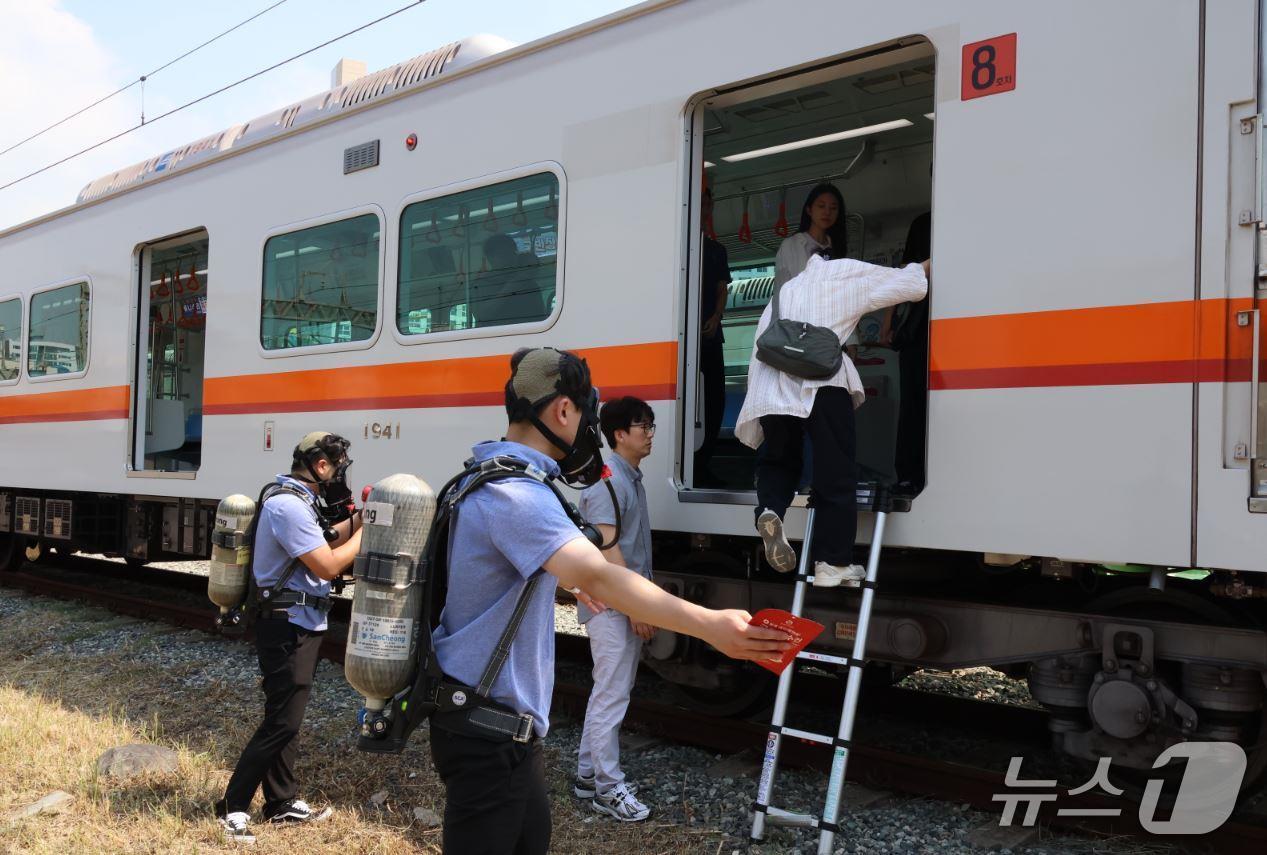 본문 이미지 - 열차 내 화재 상황을 가정한 비상대응훈련 모습.(부산교통공사 의원실 제공. 재판매 및 DB금지)