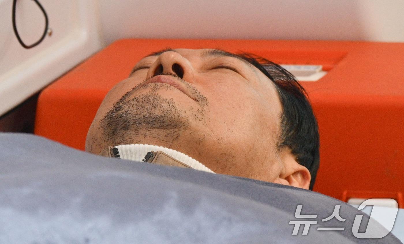 본문 이미지 - '통일교·공천헌금' 쌍특검법 수용을 촉구하며 단식을 시작한 장동혁 국민의힘 대표가 22일 서울 여의도 국회에서 단식 8일 만에 박근혜 전 대통령의 단식 중단 권고를 받아들여 병원으로 이송되고 있다. 2026.1.22/뉴스1 ⓒ News1 국회사진기자단