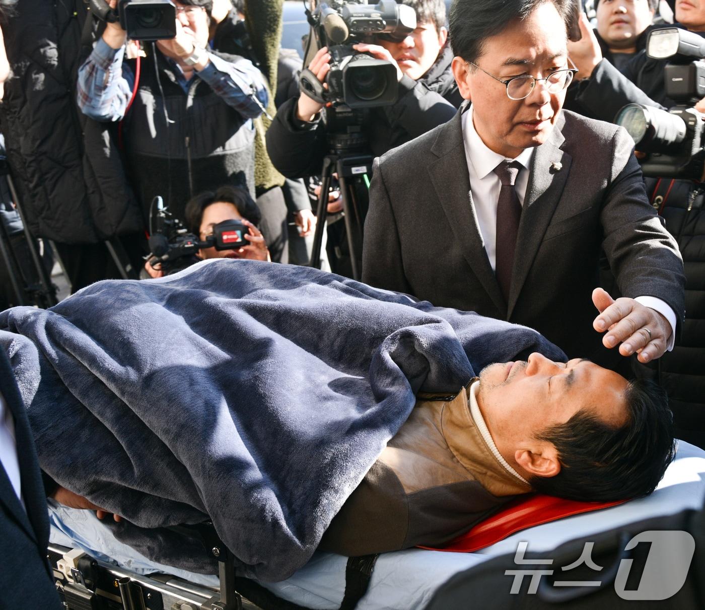 본문 이미지 - '통일교·공천헌금' 쌍특검법 수용을 촉구하며 단식을 시작한 장동혁 국민의힘 대표가 22일 서울 여의도 국회에서 단식 8일 만에 박근혜 전 대통령의 단식 중단 권고를 받아들여 병원으로 이송되고 있다. 2026.1.22/뉴스1 ⓒ News1 국회사진기자단