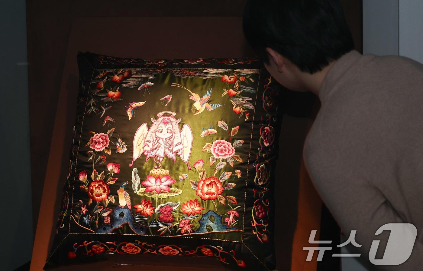 본문 이미지 - 22일 서울 종로구 아라아트센터에서 열린 '쿠키런: 킹덤 아트 콜라보 프로젝트 특별전 - 위대한 왕국의 유산' 언론공개회에서 관계자가 전시를 살펴보고 있다. 이번 특별전은 데브시스터즈가 지난 2년간 이어 온 아트 콜라보 프로젝트를 총망라한 전시로 오는 23일부터 4월 12일까지 개최된다. 2026.1.22/뉴스1 ⓒ News1 최지환 기자