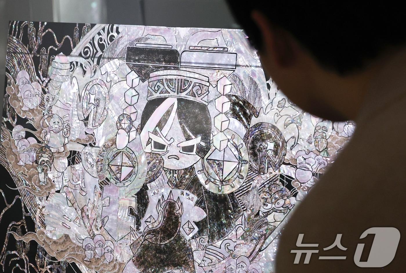 본문 이미지 - 22일 서울 종로구 아라아트센터에서 열린 '쿠키런: 킹덤 아트 콜라보 프로젝트 특별전 - 위대한 왕국의 유산' 언론공개회에서 관계자가 전시를 살펴보고 있다. 이번 특별전은 데브시스터즈가 지난 2년간 이어 온 아트 콜라보 프로젝트를 총망라한 전시로 오는 23일부터 4월 12일까지 개최된다. 2026.1.22/뉴스1 ⓒ News1 최지환 기자