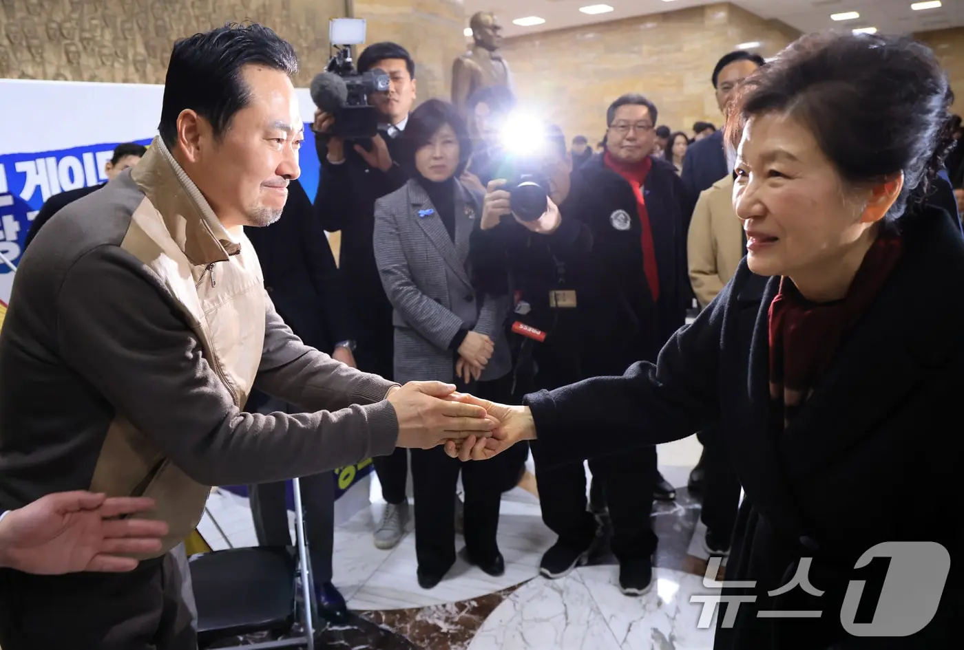 본문 이미지 - 박근혜 전 대통령이 22일 서울 여의도 국회 로텐더홀에서 통일교·공천헌금 '쌍특검' 수용을 요구하며 8일째 단식 중인 국민의힘 장동혁 대표를 찾아 인사를 나누고 있다. 2026.1.22/뉴스1 ⓒ News1 국회사진기자단