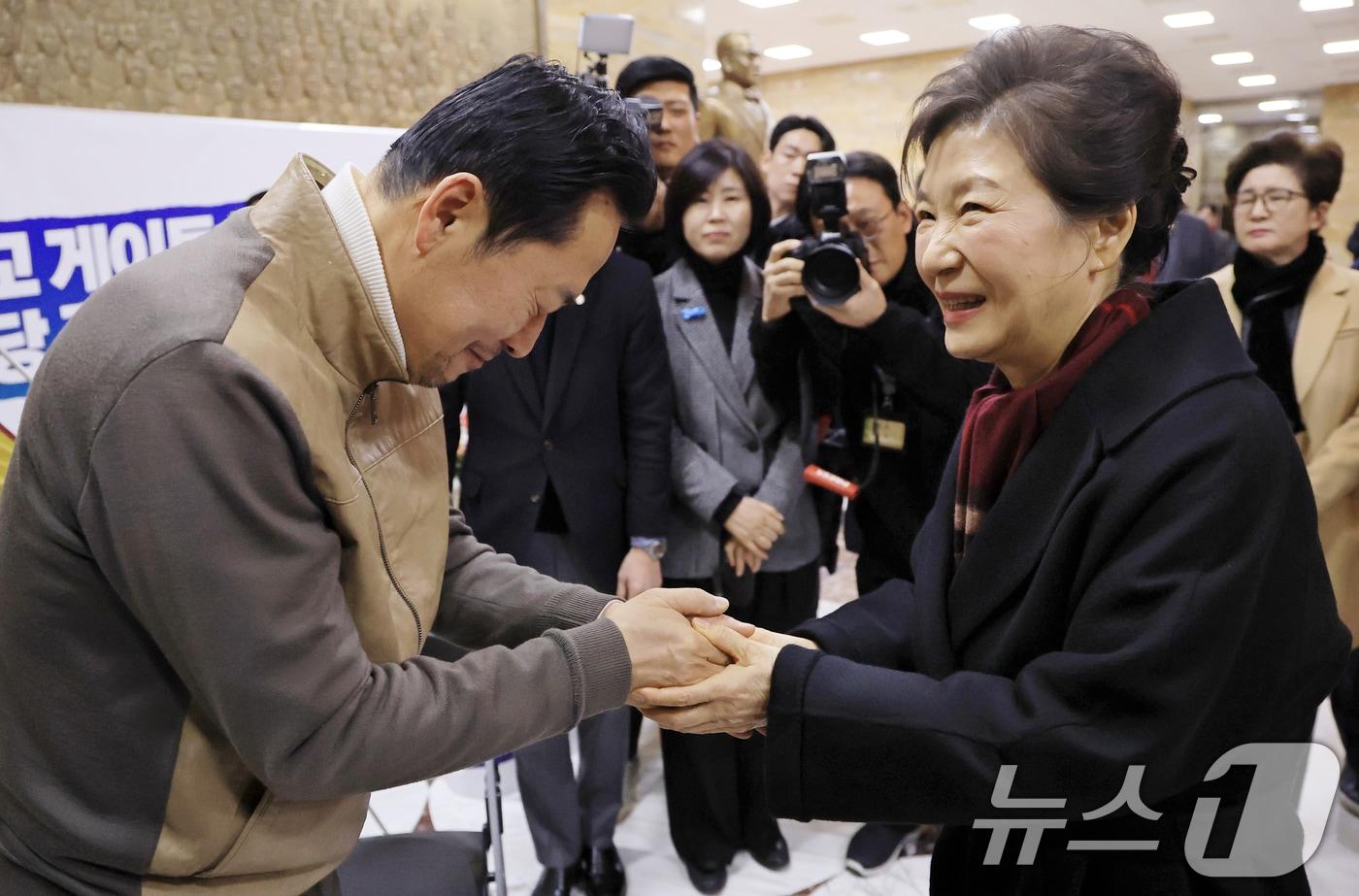 본문 이미지 - 박근혜 전 대통령이 22일 서울 여의도 국회 로텐더홀에서 통일교·공천헌금 '쌍특검' 수용을 요구하며 8일째 단식 중인 국민의힘 장동혁 대표를 찾아 위로하자 장 대표가 눈물을 흘리고 있다. 2026.1.22/뉴스1 ⓒ News1 국회사진기자단