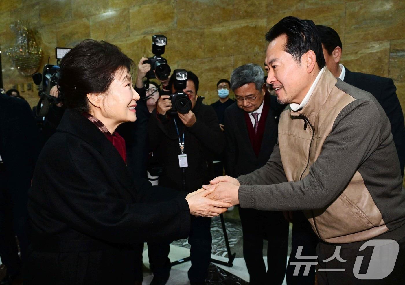 본문 이미지 - 박근혜 전 대통령이 22일 서울 여의도 국회 로텐더홀에서 통일교·공천헌금 '쌍특검' 수용을 요구하며 8일째 단식 중인 국민의힘 장동혁 대표를 찾아 인사를 나누고 있다. 2026.1.22/뉴스1 ⓒ News1 국회사진기자단