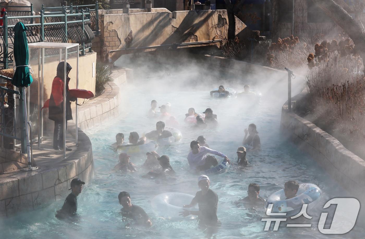 본문 이미지 - 강력한 한파가 지속되고 있는 22일 경기 용인시 처인구 캐리비안 베이를 찾은 시민들이 따뜻한 유수풀에서 몸을 녹이며 즐거운 시간을 보내고 있다. 2026.1.22/뉴스1 ⓒ News1 김영운 기자