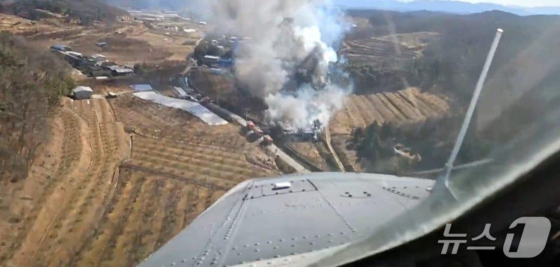 본문 이미지 - 22일 낮 12시22분쯤 경북 영천시 청통면의 단독주택에서 난 불이 강한 바람을 타고 산으로 번져 산림·소방 당국이 헬기 8대 등을 투입, 진화에 나섰다(경북소방본부 제공.재판매 및 DB 금지)2026.1.22/뉴스1