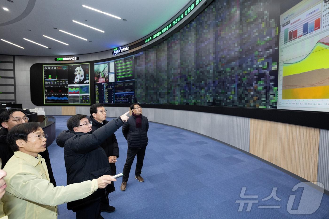 본문 이미지 - 김성환 기후에너지환경부 장관이 전남 나주시 소재 전력거래소를 방문해 전력수급 상황을 점검하고 있다. (기후에너지환경부 제공. 재판매 및 DB 금지) 2026.1.22 ⓒ 뉴스1