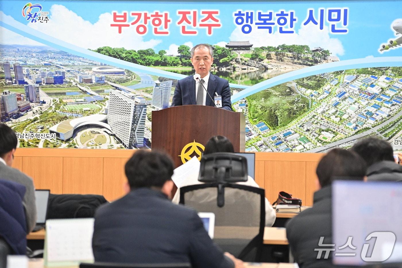 본문 이미지 - 김성일 진주시 우주항공경제국장이 KAI 회전익 비행센터 사업에 대해 설명하고 있다(진주시 제공. 재판매 및 DB금지).