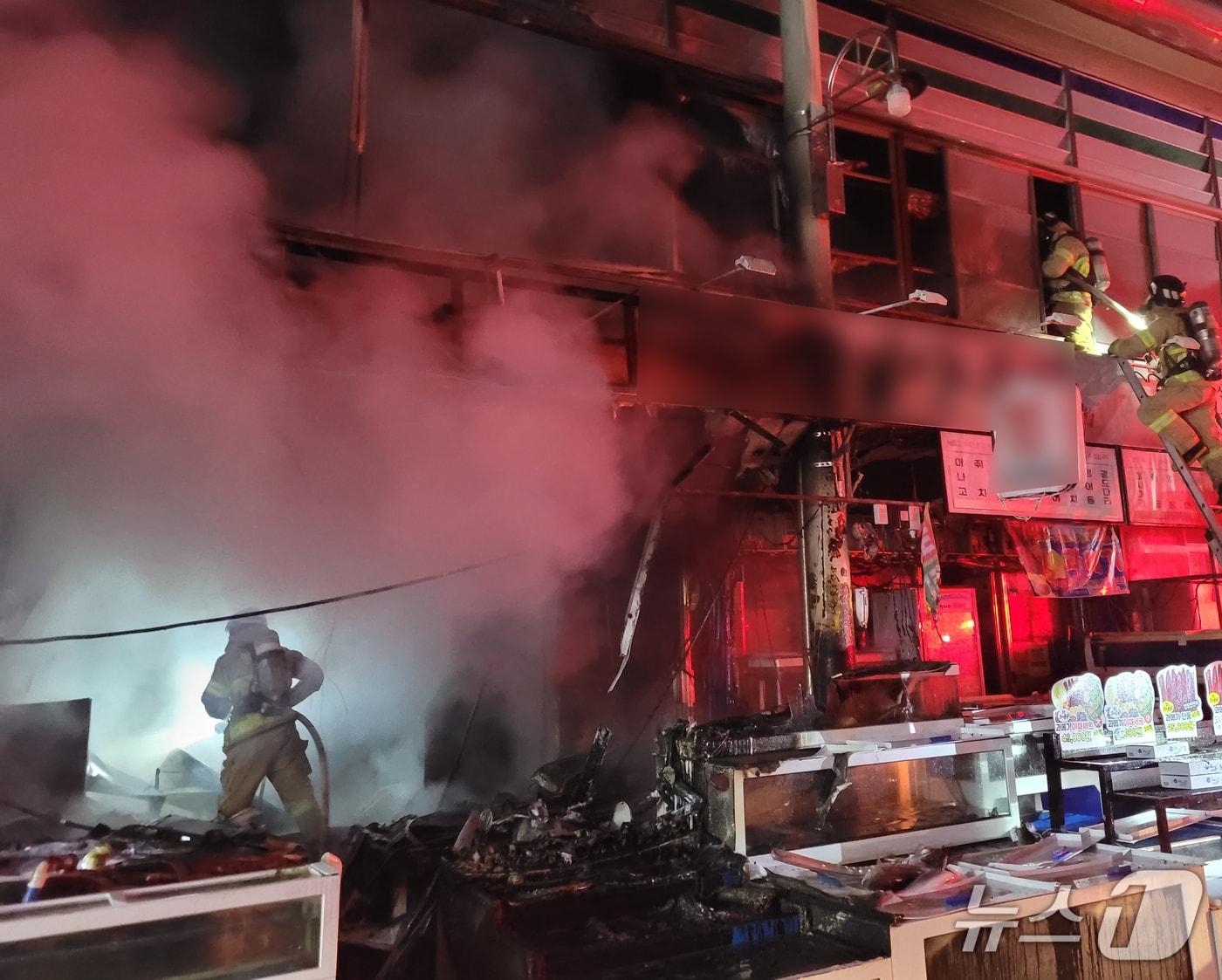 본문 이미지 - 22일 오전 5시14분쯤 경북 포항시 남구 구룡포의 전통시장에서 원인 모를 불이 나 119대원들이 진화에 나섰다. (포항남부소방서 제공, 재판매 및 DB금지) 2026.1.22/뉴스1 
