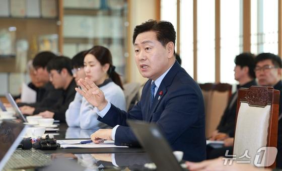 본문 이미지 - 22일 김관영 전북도지사가 출입기자들과의 간담회에서 완주군 방문 무산에 대한 입장을 설명하고 있다.(전북도 제공. 재판매 및 DB금지)/뉴스1