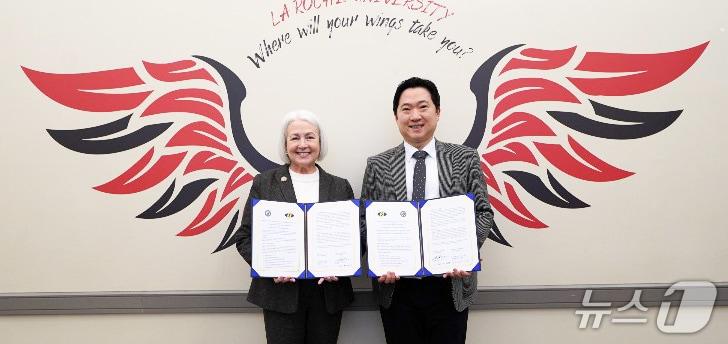 본문 이미지 - 22일 경북 포항선린대학교가 미국 라로쉬대학교에서 글로벌 인재 양성을 위한 학술교류협정을 체결했다. (포항선린대하교 제공, 재판매 및 DB금지) 2026.1.22/뉴스1