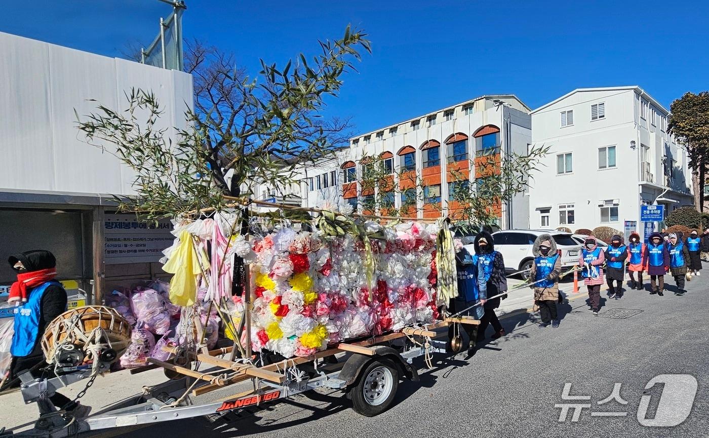 본문 이미지 - 남해군 해녀협회가 22일 남해군청 앞에서 생존권 보상 집회를 열면서 상여를 끌고가는 퍼포먼스를 벌이고 있다. 2026.1.22/뉴스1 한송학기자