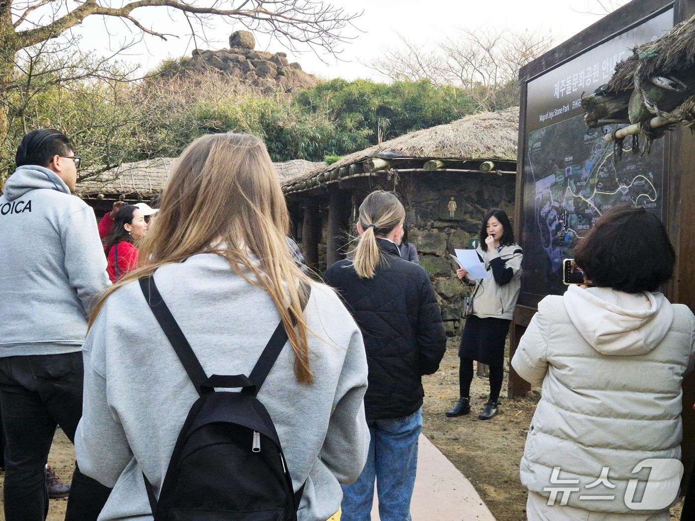 본문 이미지 - 제주 문화관광해설사 활동 모습.(제주특별자치도 제공, 재판매 및 DB 금지)