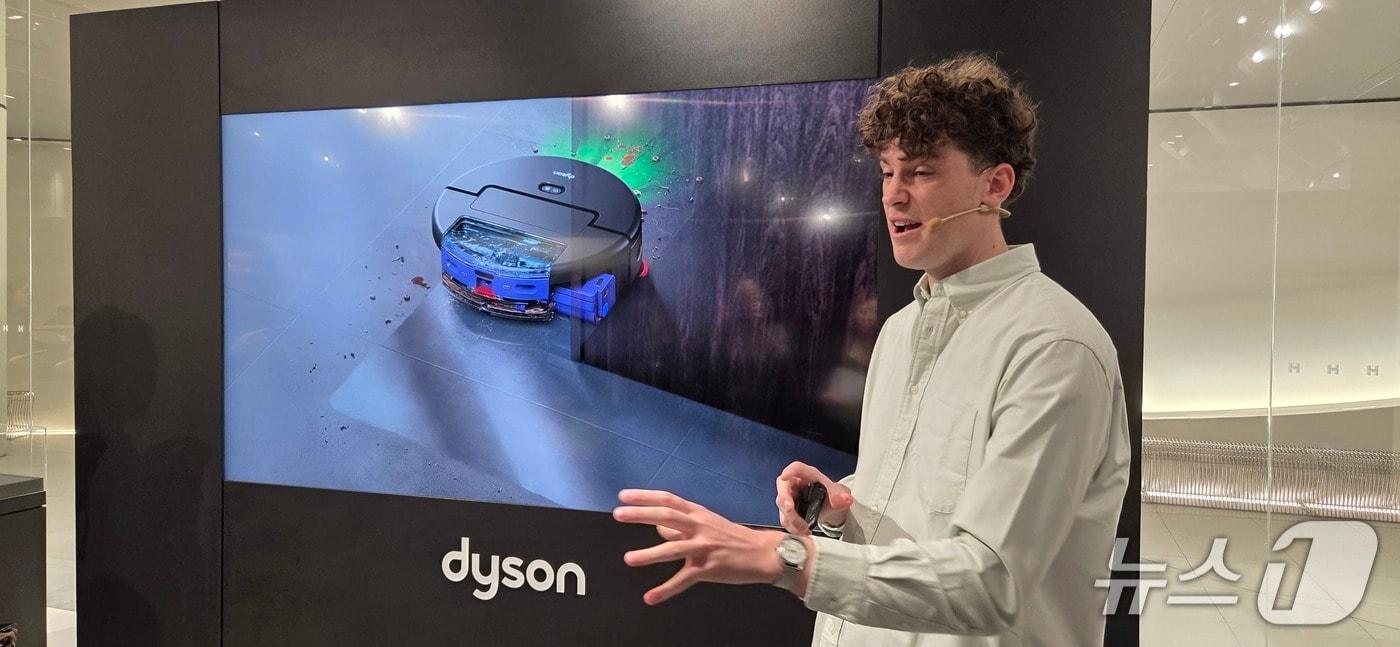 본문 이미지 - 네이슨 로슨 맥클린 다이슨 시니어 디자인 매니저가 22일 여의도 더현대 서울 팝업스토어에서 다이슨 스팟앤스크럽(Spot+Scrub) Ai 로봇 청소기를 소개하고 있다. 2026.1.22/뉴스1 ⓒ 뉴스1박주평 기자