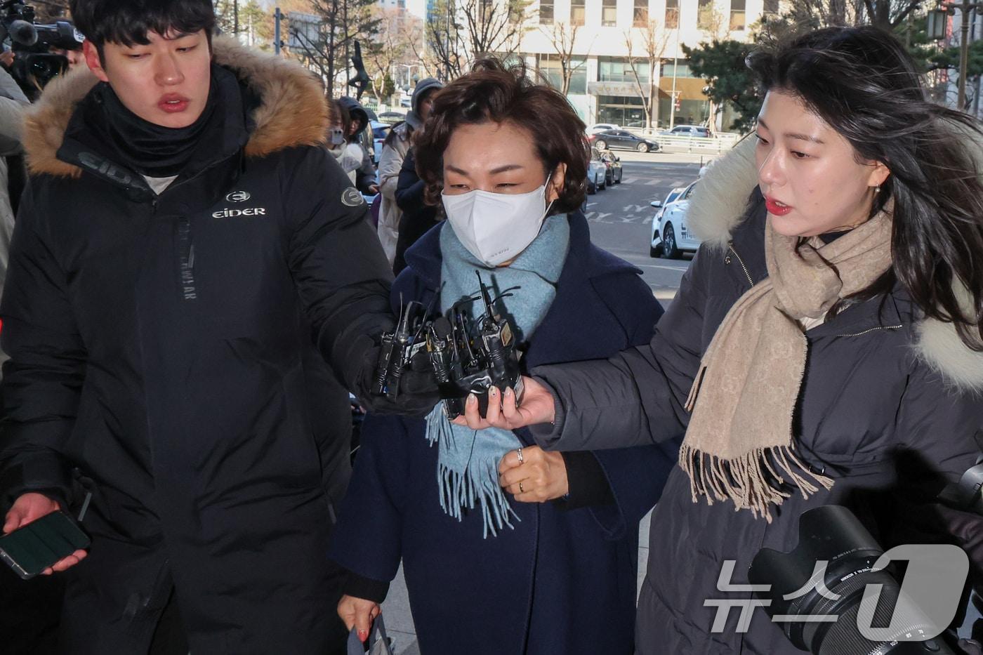 본문 이미지 - 김병기 무소속 의원의 배우자 이 모 씨가 22일 오후 마포구 서울경찰청 공공범죄수사대에서 법인카드 유용 의혹과 관련 피의자 신분으로 조사를 받기 위해 출석하고 있다. 2026.1.22/뉴스1 ⓒ News1 안은나 기자