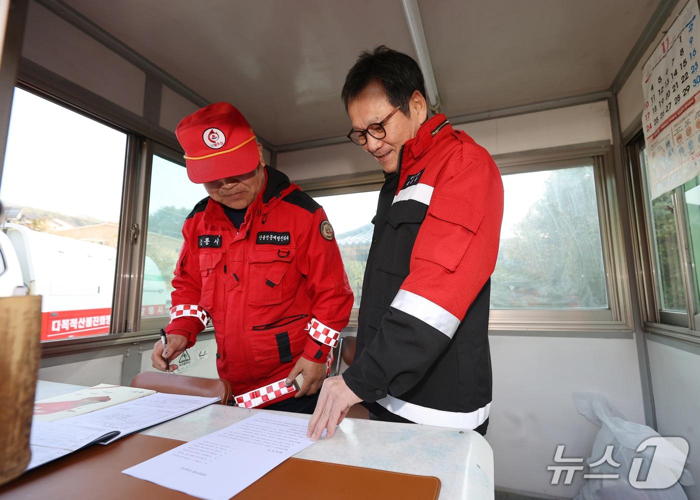 본문 이미지 - 산불초소 점검하는 김홍규 강원 강릉시장 자료사진.(강릉시 제공, 재판매 및 DB 금지) 2026.1.22/뉴스1