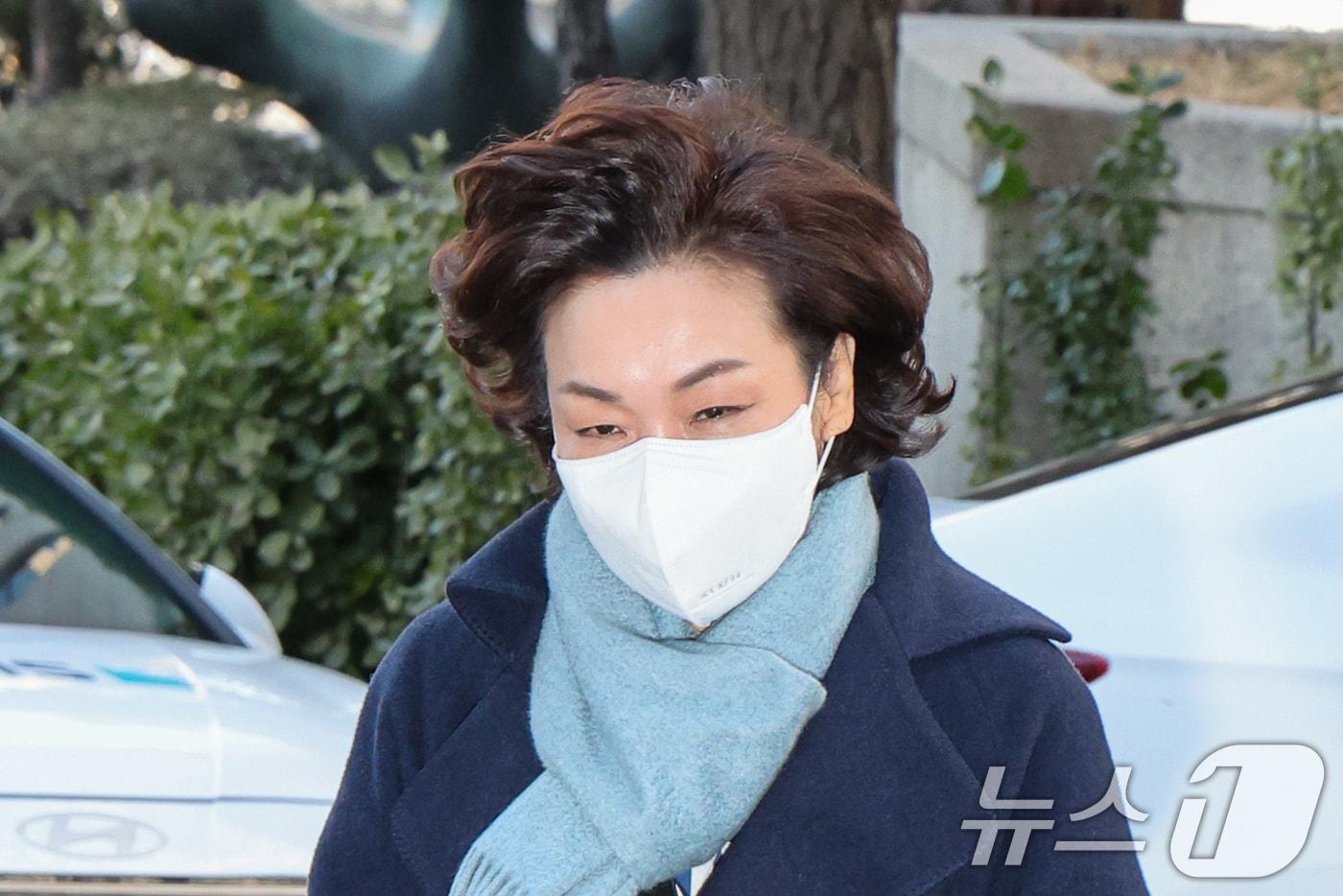 본문 이미지 - 김병기 무소속 의원의 배우자 이예다 씨가 22일 오후 마포구 서울경찰청 공공범죄수사대에서 법인카드 유용 의혹과 관련 피의자 신분으로 조사를 받기 위해 출석하고 있다. 2026.1.22/뉴스1 ⓒ News1 안은나 기자