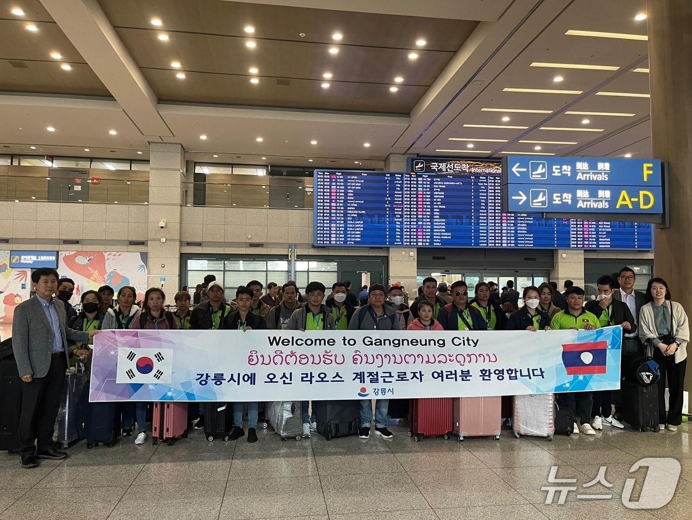 본문 이미지 - 강원 강릉시 라오스 계절 근로자 입국 자료사진.(강릉시 제공, 재판매 및 DB 금지)