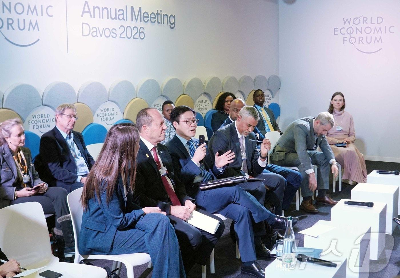 본문 이미지 - 여한구 산업통상부 통상교섭본부장이 21일(현지시간) 스위스 다보스에서 열린 '다보스 포럼 Next-Generation Trade Facilitation’에서 패널 발언을 하고 있다. (산업통상부 제공. 재판매 및 DB 금지) 2026.1.22/뉴스1