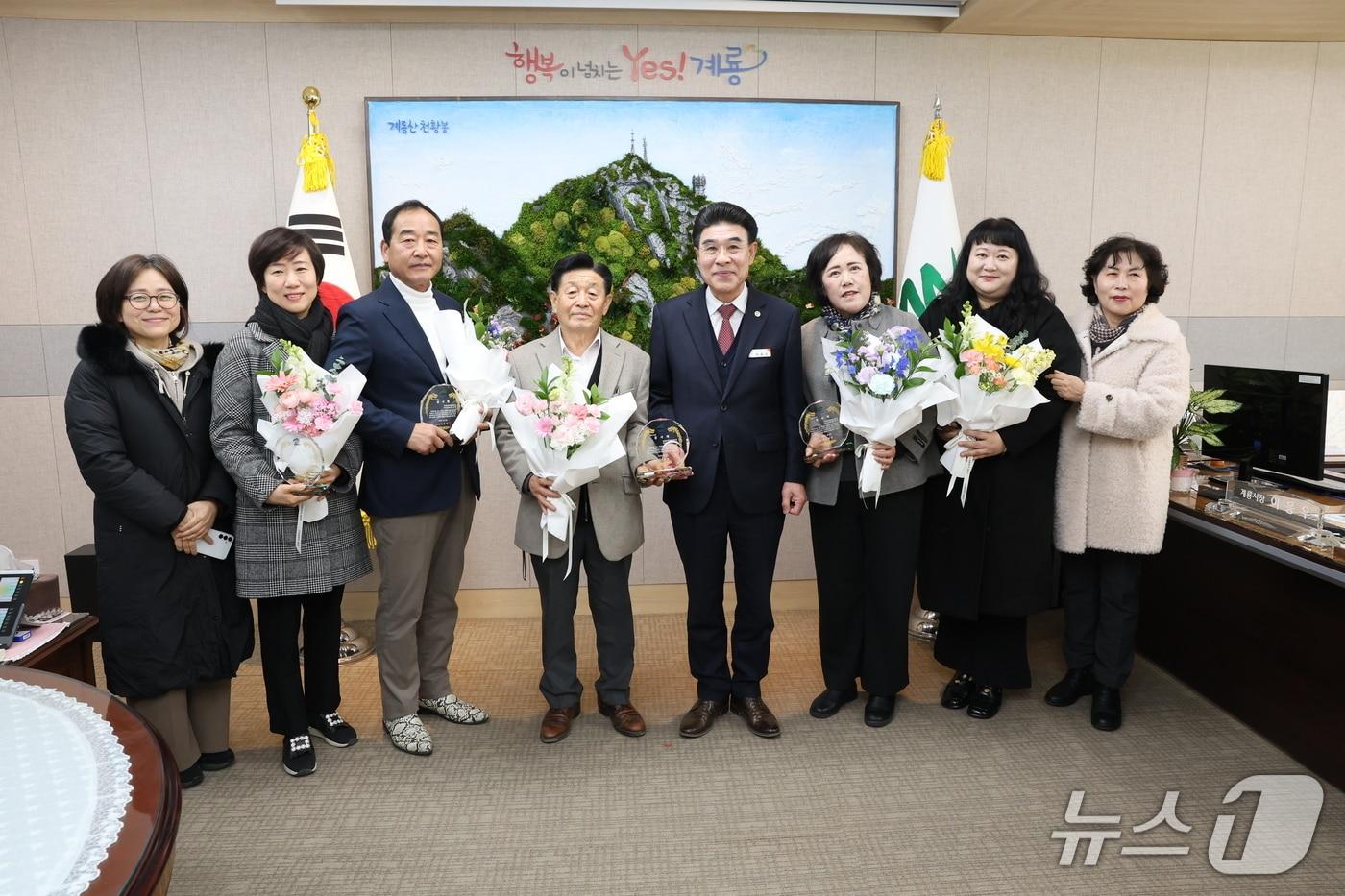 본문 이미지 - 계룡시는 22일 지역사회보장협의체 민간위원장에게 감사패를 전달했다. (계룡시 제공.재판매 및 DB금지)/뉴스1 