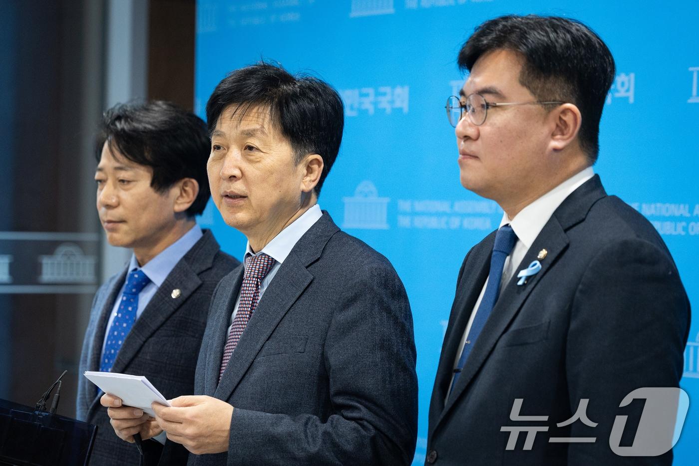 본문 이미지 - 오기형 더불어민주당 코스피5000 특별위원장이 22일 서울 여의도 국회 소통관에서 코스피 5000 돌파 청와대 초청 오찬을 마친 후 브리핑을 하고 있다. 왼쪽부터 이강일 의원, 오 위원장, 정준호 의원. 2026.1.22/뉴스1 ⓒ News1 유승관 기자