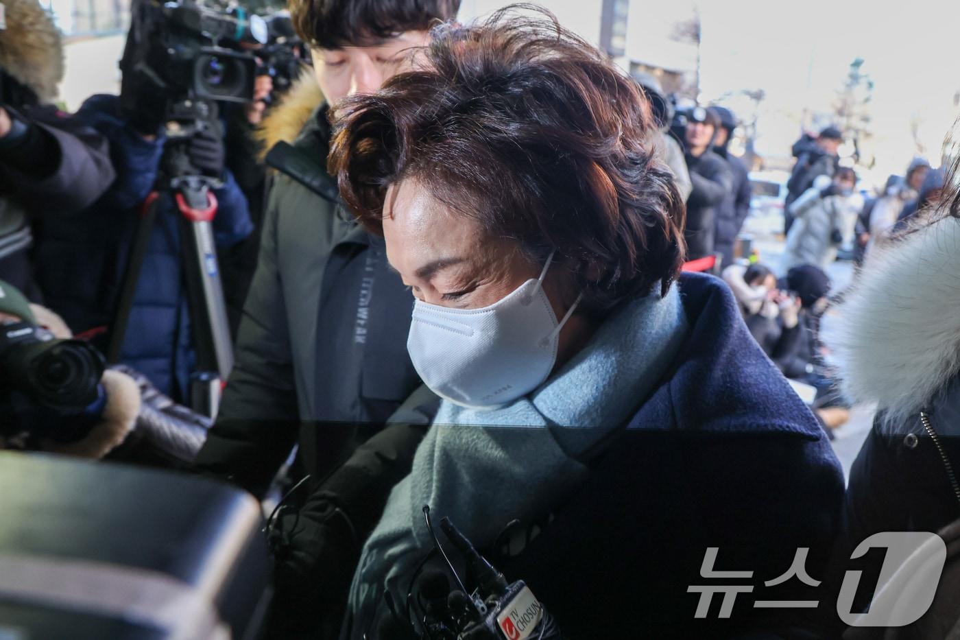 본문 이미지 - 김병기 무소속 의원의 배우자 이예다 씨가 22일 오후 마포구 서울경찰청 공공범죄수사대에서 법인카드 유용 의혹과 관련 피의자 신분으로 조사를 받기 위해 출석하고 있다. 2026.1.22/뉴스1 ⓒ News1 안은나 기자