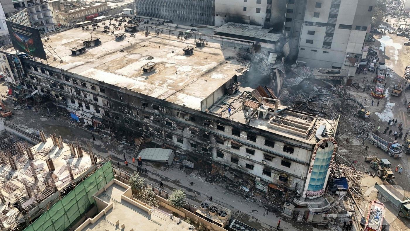 본문 이미지 - 21일(현지시간) 파키스탄의 최대 도시 카라치의 한 쇼핑몰에서 불이 나 최소 21명이 숨졌다. 2026.01.21. ⓒ AFP=뉴스1 ⓒ News1 윤다정 기자