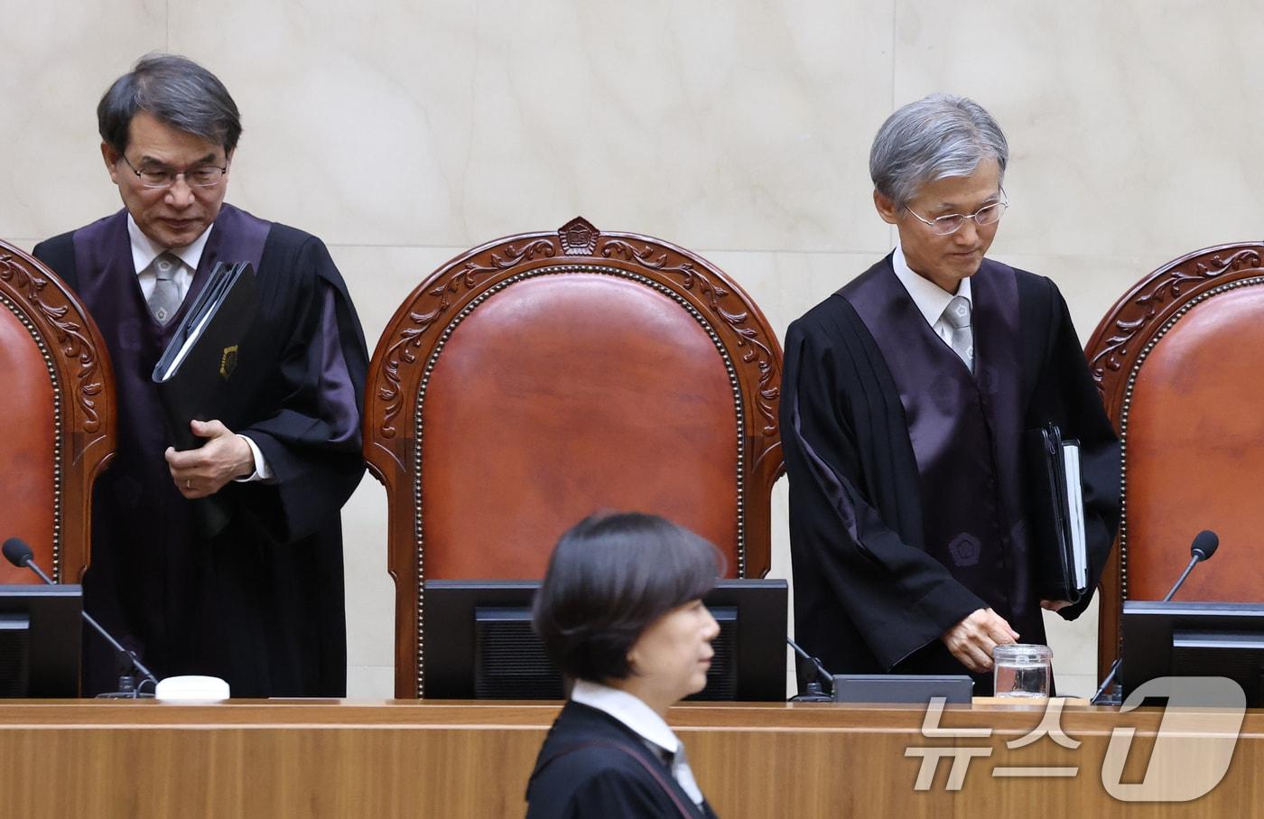 본문 이미지 - 조희대 대법원장(오른쪽)과 노태악 대법관이 지난 1월 22일 오후 서울 서초구 대법원 대법정에서 열린 전원합의체 선고를 위해 입장해 자리하고 있다. 2026.1.22 ⓒ 뉴스1 오대일 기자