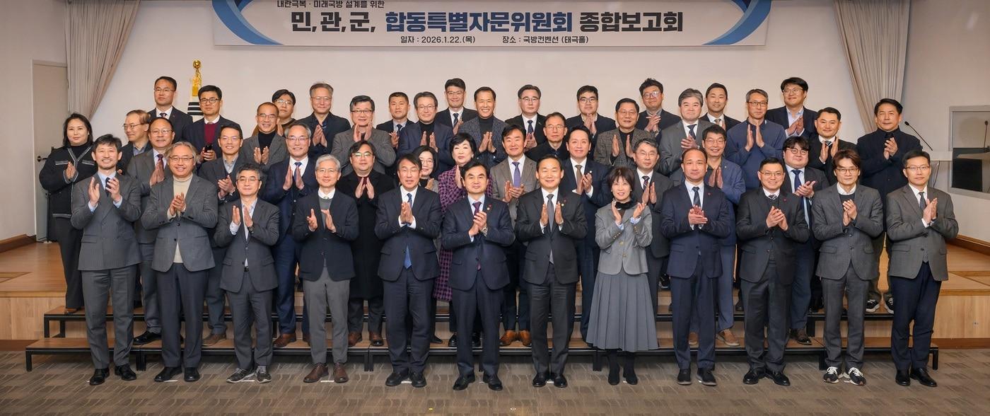 본문 이미지 - 22일 오전 안규백 국방부장관(앞줄 왼쪽부터 여섯 번째)이 민관군 합동 특별자문위원회 종합보고회에 참석한 위원들과 기념사진을 촬영하고 있다.(국방부 제공)