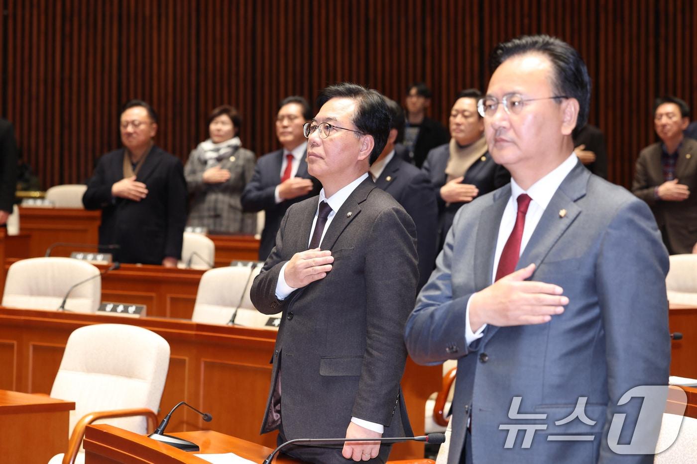 본문 이미지 - 송언석 국민의힘 원내대표가 22일 서울 여의도 국회에서 열린 긴급 의원총회에서 국민의례를 하는 가운데 장동혁 대표의 좌석이 비어 있다. 2026.1.22/뉴스1
