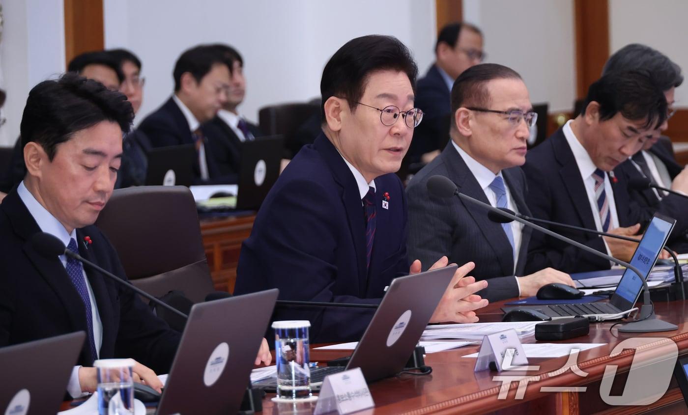 본문 이미지 - 이재명 대통령이 22일 청와대에서 열린 수석보좌관회의에서 발언하고 있다. (청와대통신사진기자단) 2026.1.22/뉴스1 ⓒ News1 허경 기자