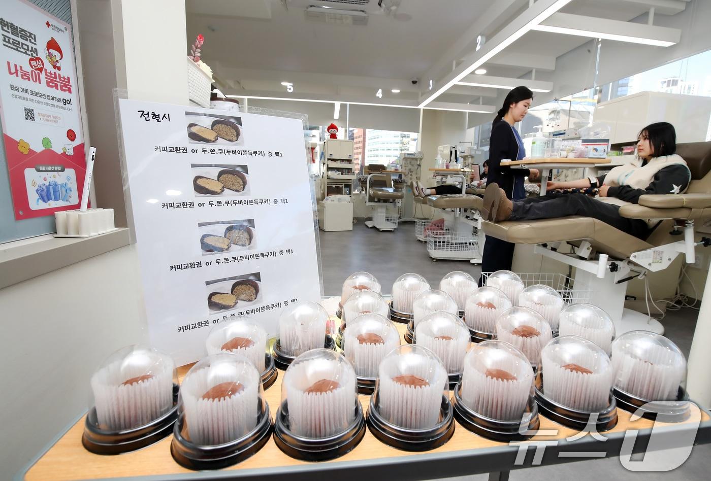 본문 이미지 - 22일 오전 대구 중구 헌혈의집 동성로센터를 찾은 시민들이 헌혈에 동참하고 있다. 대한적십자사 대구경북혈액원은 겨울철 혈액 보유량을 안정적으로 유지하기 위해 이날 하루 전혈 헌혈자를 대상으로 '두쫀쿠' 증정 이벤트를 열었다. 2026.1.22/뉴스1 ⓒ News1 공정식 기자