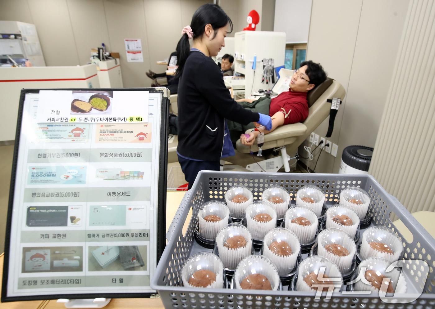 본문 이미지 - 지난 22일 오전 대구 수성구 헌혈의집 신매광장센터를 찾은 시민들이 헌혈하고 있다. 026.1.22/뉴스1 ⓒ News1 공정식 기자