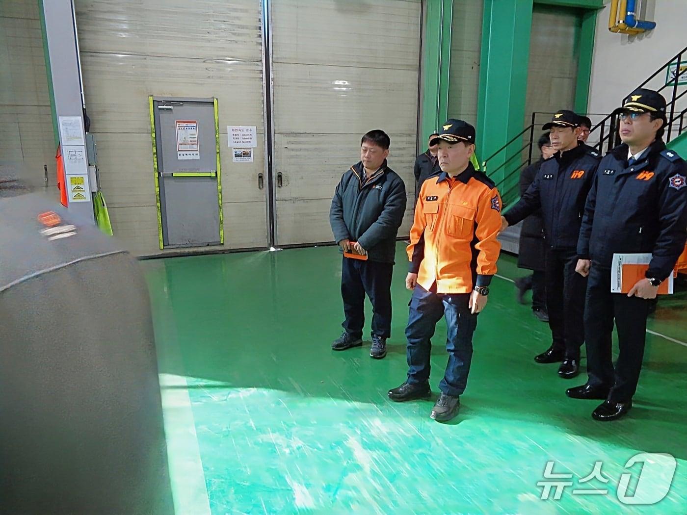 본문 이미지 - 김문용 대전소방본부장이 한화에어로스페이스 대전사업장 안전 관리 점검을 하고 있다.(대전소방 제공. 재판매 및 DB금지)/뉴스1