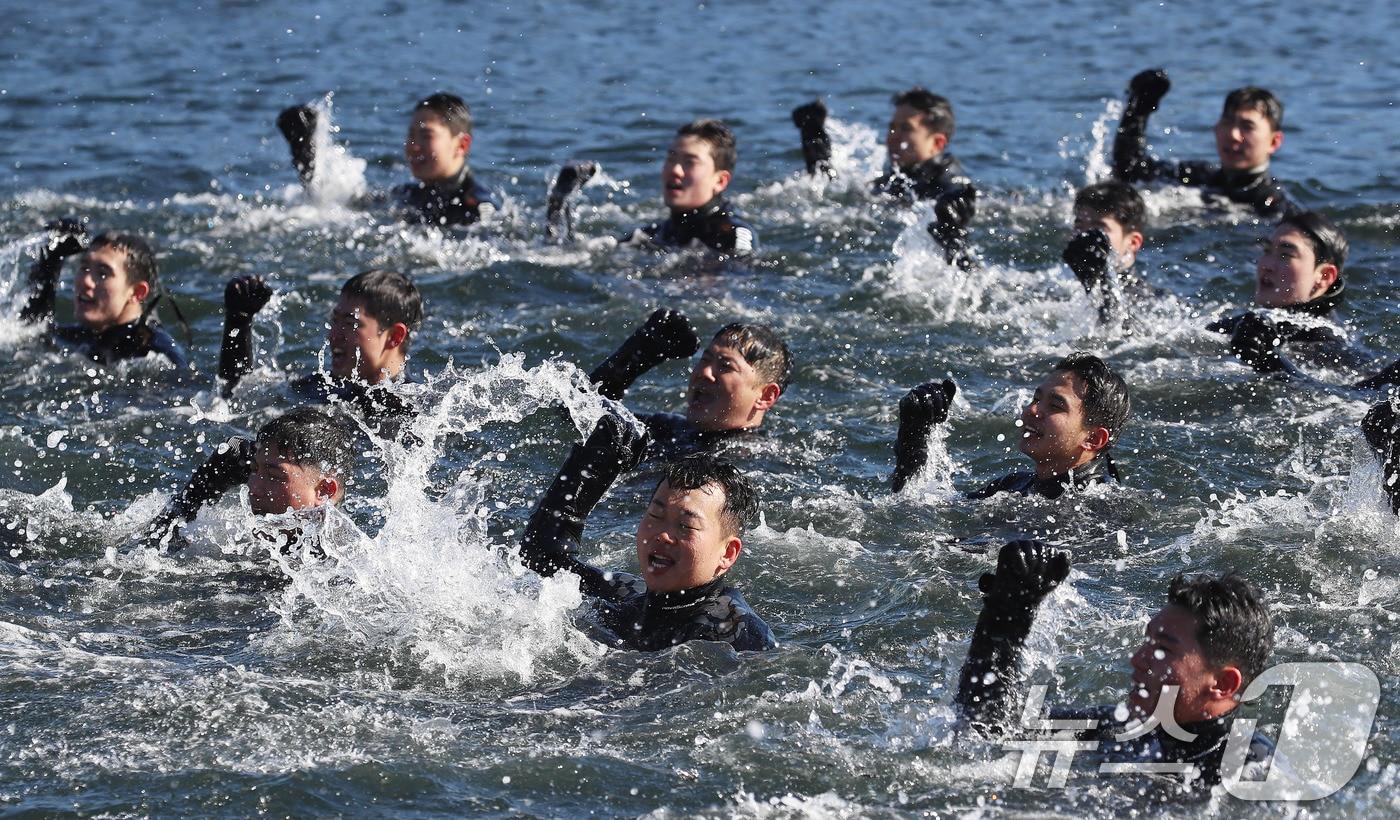 본문 이미지 - 전국적으로 맹추위가 기승을 부린 22일 경남 창원 진해 군항에서 해군 심해잠수사(SSU)들이 차가운 겨울 바다로 뛰어들어 군가를 부르며 혹한기 훈련을 하고 있다. 2026.1.22/뉴스1 ⓒ News1 윤일지 기자