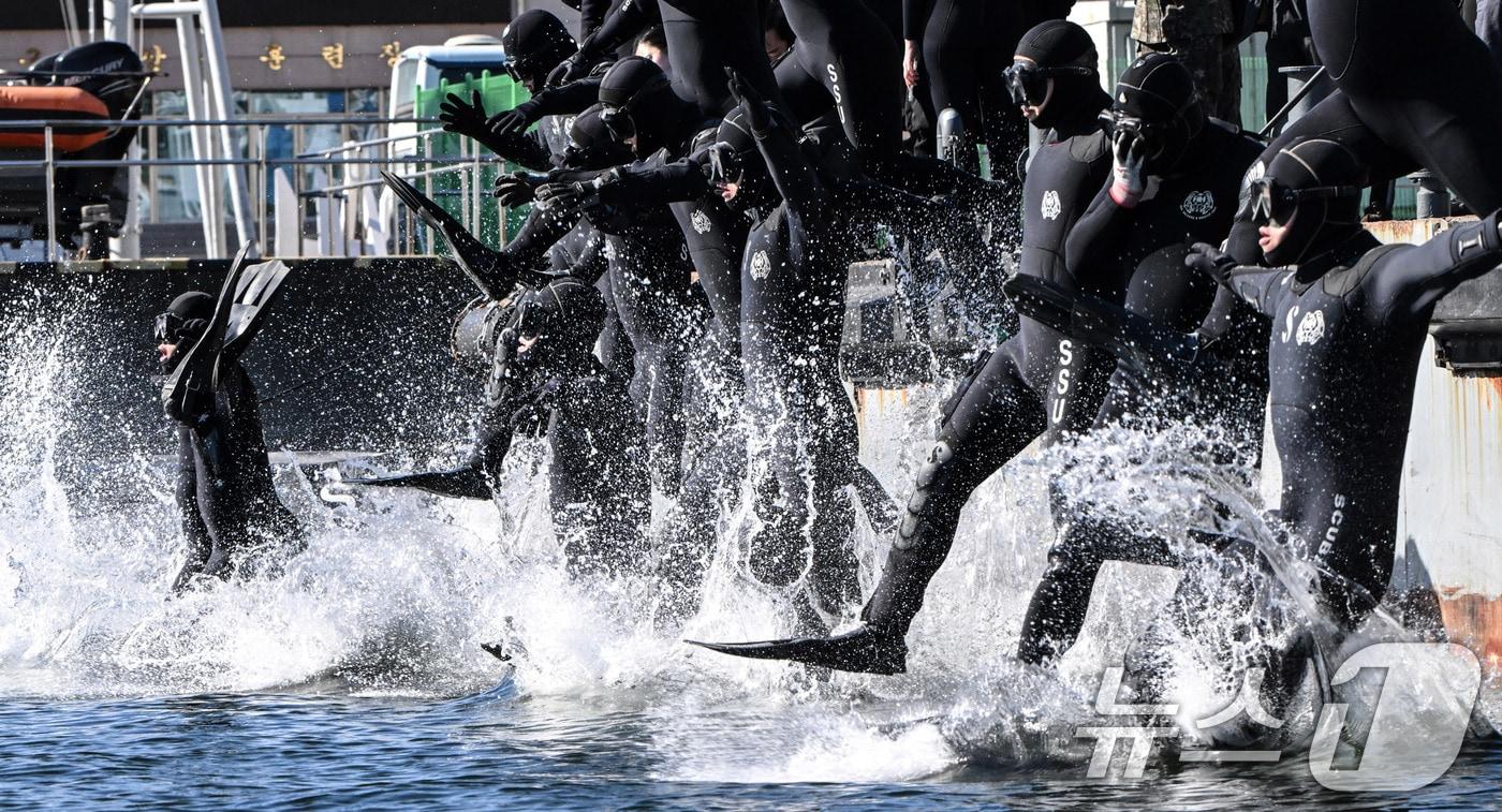 본문 이미지 - 해군 특수전전단 해난구조전대(SSU) 심해잠수사들이 22일 경남 창원 진해군항에서 열린 혹한기 내한 훈련 중 오리발 수영을 위해 입수하고 있다. (공동취재) 2026.1.22/뉴스1 ⓒ News1 윤일지 기자