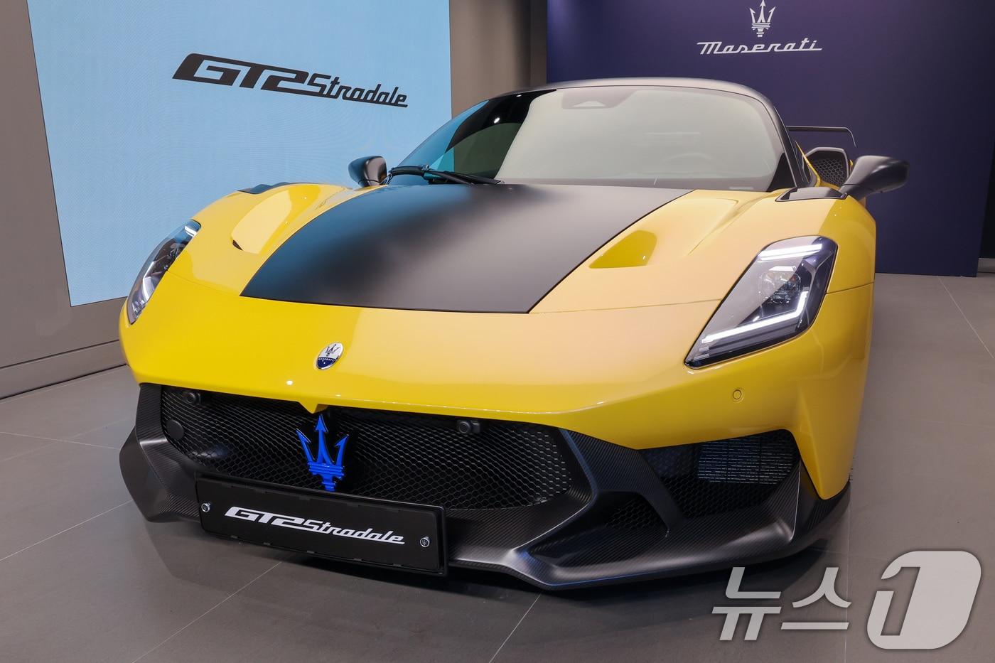 본문 이미지 - 마세라티 코리아 고성능 슈퍼 스포츠카 ‘GT2 스트라달레(Stradale)’ 공식 출시 행사가 열린 22일 경기 성남시 분당구 마세라티 판교 전시장에 차량이 진열돼 있다. ⓒ News1 안은나 기자