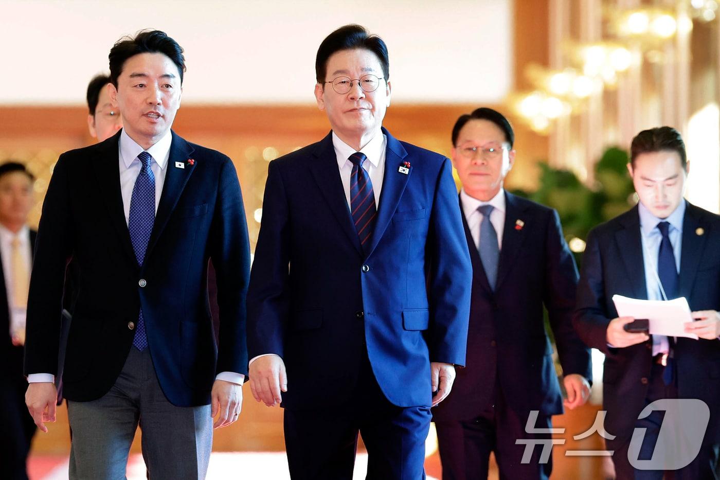 본문 이미지 - 이재명 대통령이 22일 청와대에서 열린 수석보좌관회의에 강훈식 비서실장과 함께 입장하고 있다. (청와대통신사진기자단) 2026.1.22/뉴스1 ⓒ News1 허경 기자