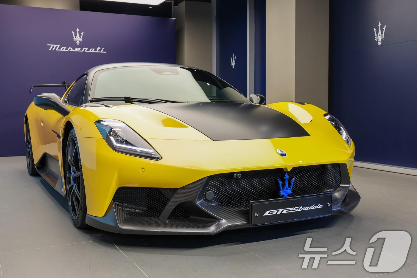 본문 이미지 - 마세라티 스포츠카 ‘GT2 스트라달레(Stradale)’ 국내 공식 출시 행사가 열린 22일 경기 성남시 분당구 마세라티 판교 전시장에 Gt2 스트라달레가 진열된 모습. 2026.01.22/ 뉴스1 ⓒ News1 안은나 기자 