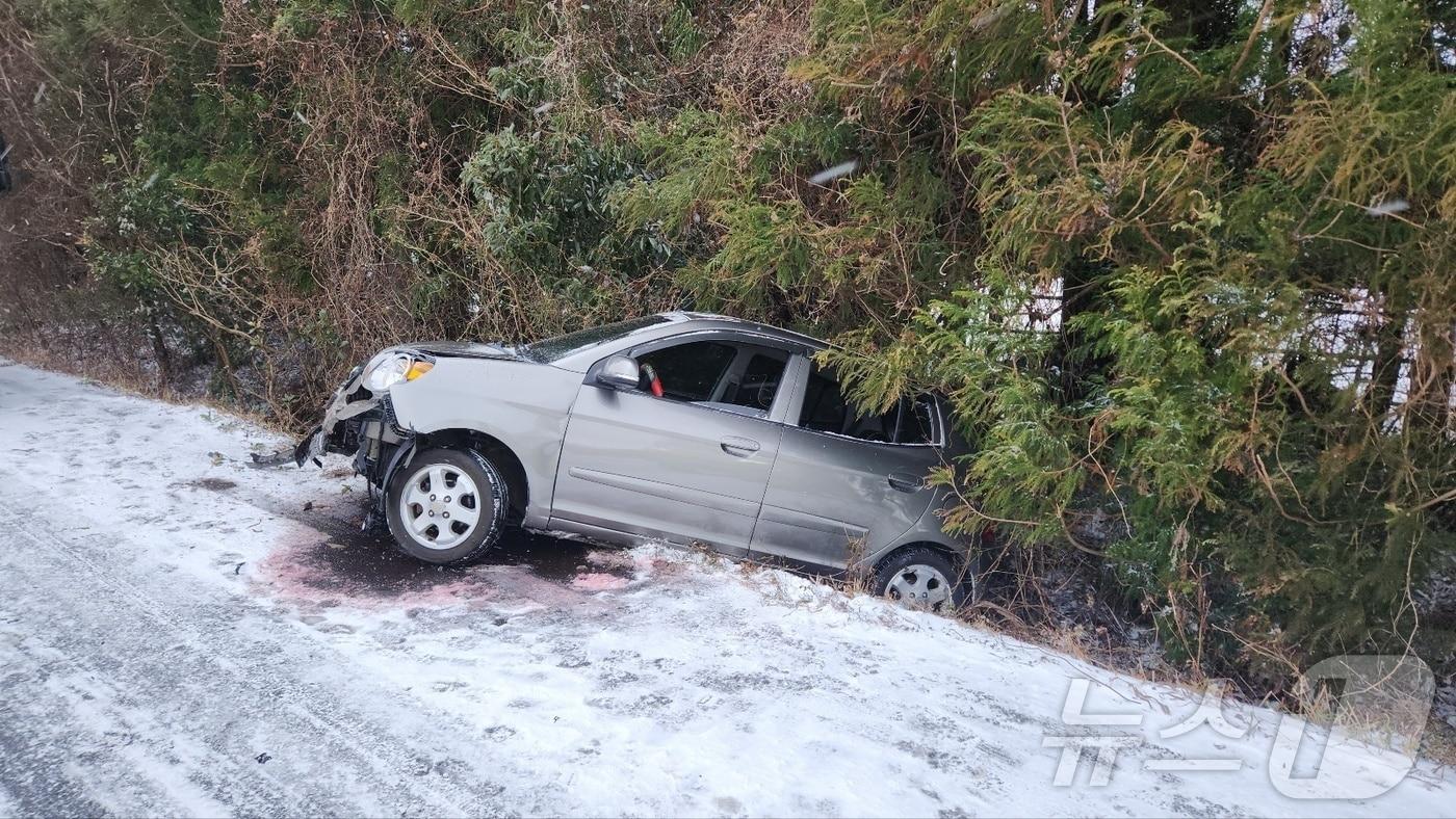 본문 이미지 - 22일 제주시 조천읍에서 차량이 눈길에 미끄러져 도랑에 빠지는 사고가 발생, 119구급대가 출동해 안전조치를 취했다.(제주도소방안전본부 제공. 재판매 및 DB 금지) 2026.1.22/뉴스1 ⓒ News1 홍수영 기자