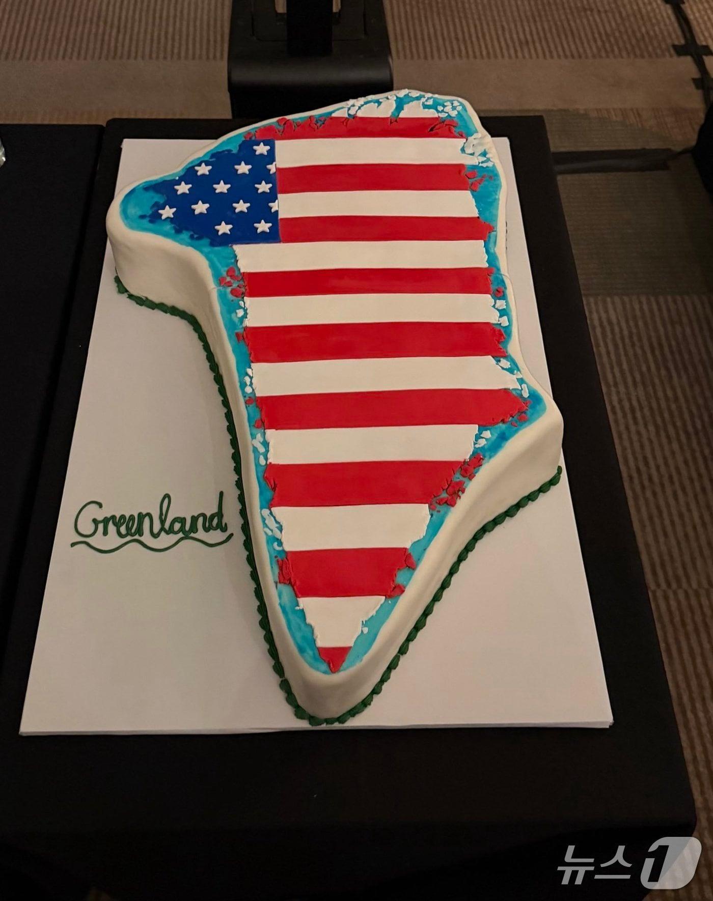 본문 이미지 - 미국의 우파 단체인 '국가 재건을 위한 공화당 모임'(Republicans for National Renewal)이 20일(현지시간) 개최한 도널드 트럼프 대통령 취임 1주년 파티에 성조기가 그려진 그린란드 모양의 케이크가 등장했다. (출처=엑스) 2025.1.21./뉴스1