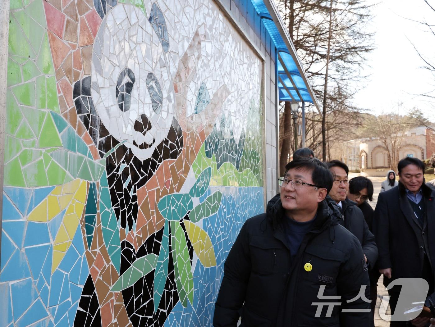 본문 이미지 - 김성환 기후에너지환경부 장관이 광주 북구 생용동 우치공원 동물원에서 강기정 시장과 판다 수용 여건 확인 후 판다벽화를 바라보고 있다. 2026.1.22 ⓒ 뉴스1 박지현 기자