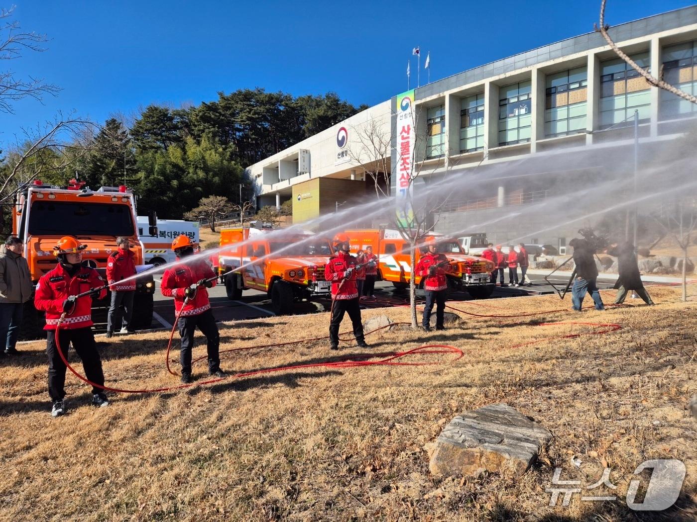 본문 이미지 - 22일 오전 강원 강릉 동부지방산림청에서 산불진화대원이 고압 호스를 이용해 봄철 산불 대응 장비 시연을 하고 있다. 2026.1.22/뉴스1 윤왕근 기자
