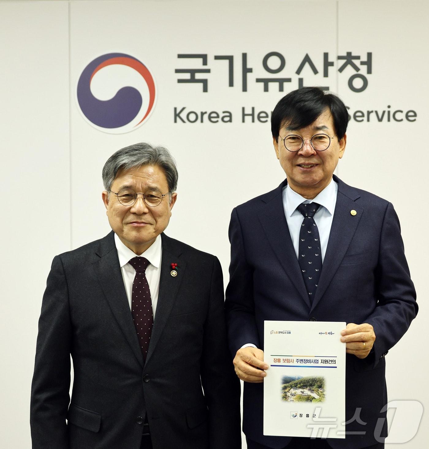 본문 이미지 - 허민 국가유산청장(왼쪽)과 김성 장흥군수.(장흥군 제공, 재배포 및 DB 금지) /뉴스1