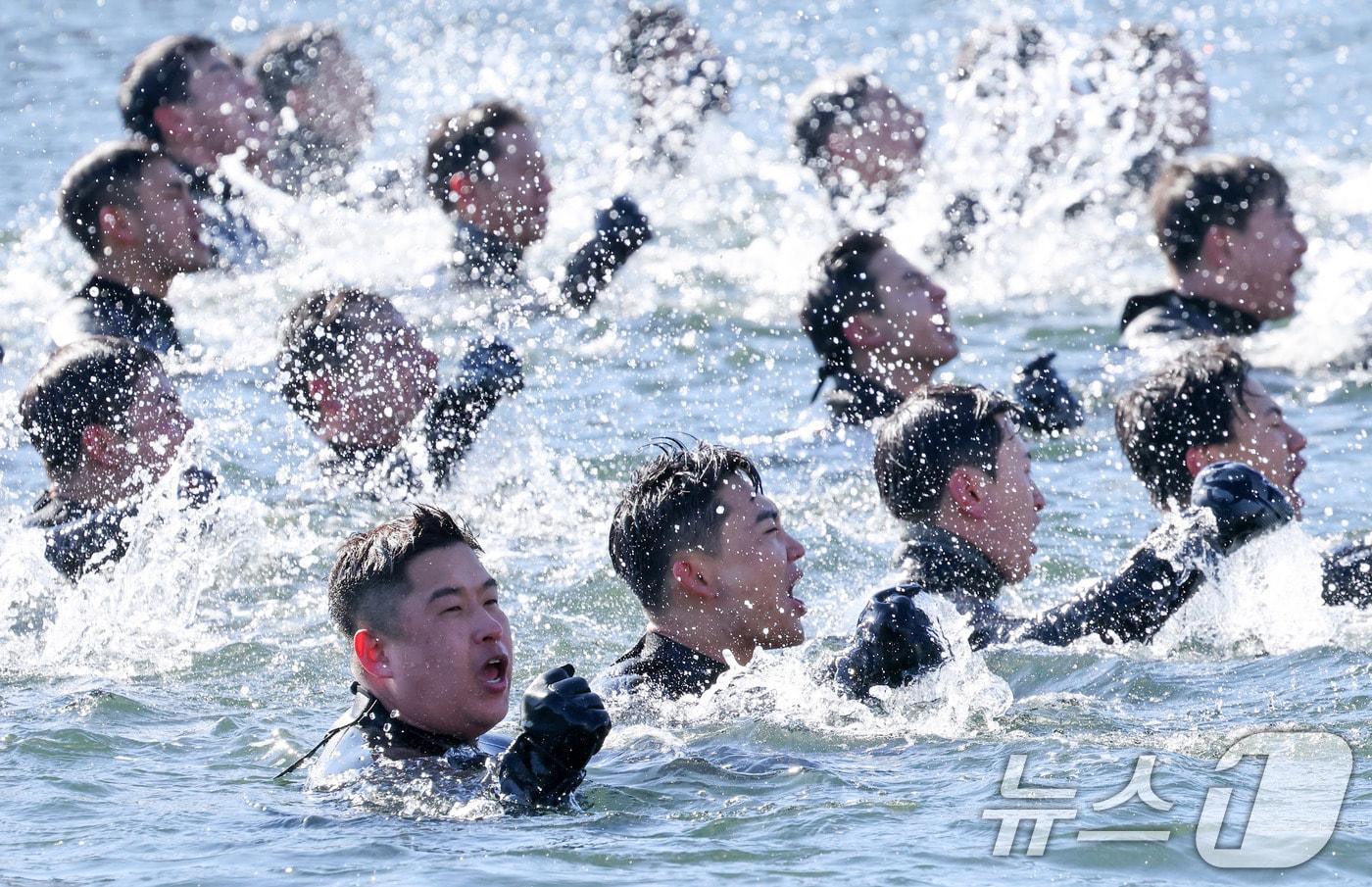 본문 이미지 - 전국적으로 맹추위가 기승을 부린 22일 경남 창원 진해 군항에서 해군 심해잠수사(SSU)들이 고무보트 패들링을 하며 혹한기 훈련을 하고 있다. (공동취재) 2026.1.22/뉴스1 ⓒ News1 윤일지 기자